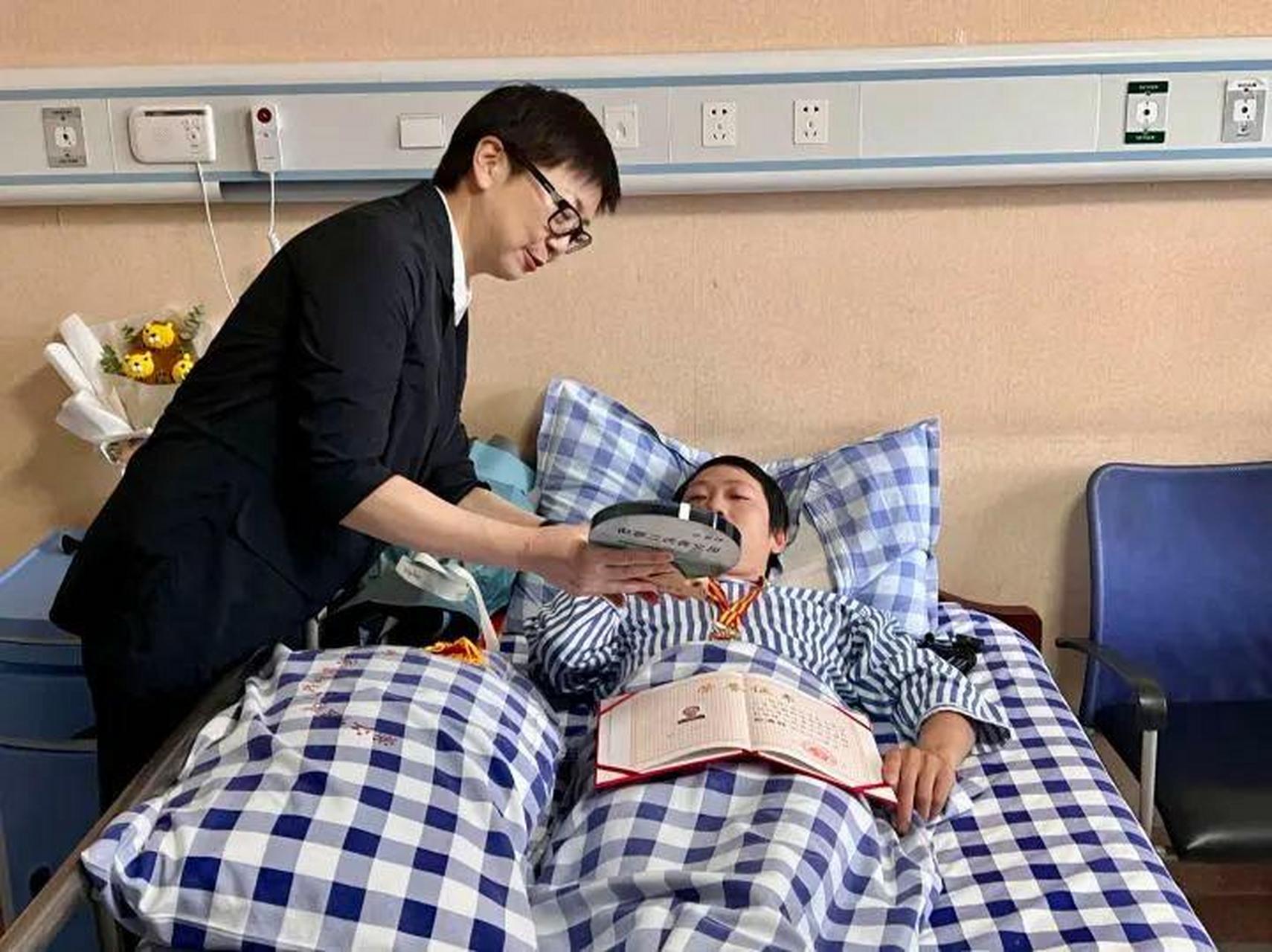 彭清林,是那个在今年6月13日跳江救人的杭州跑腿小哥,从12米高的桥上