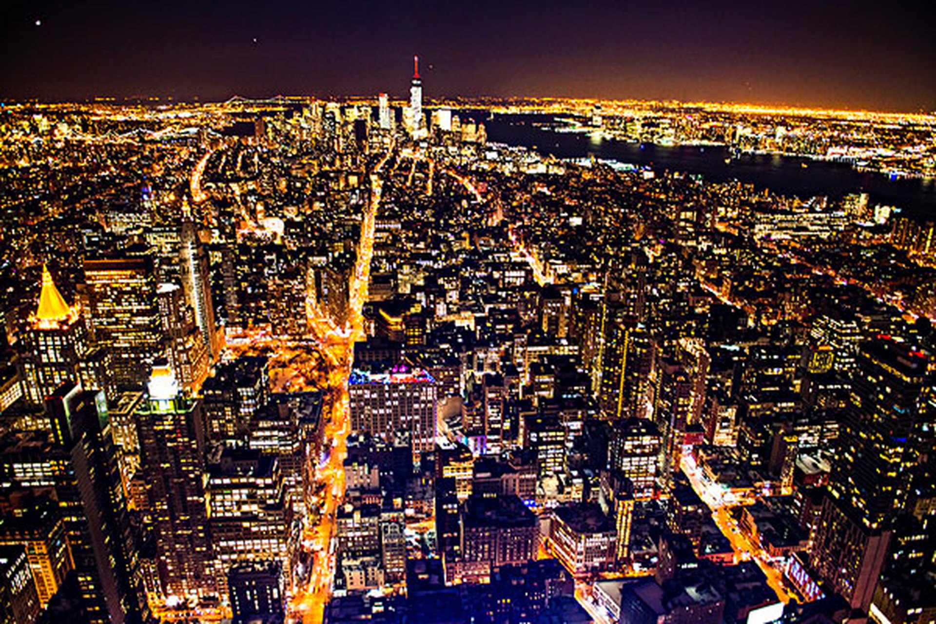 城市美丽的夜景  夜幕降临,城市熠熠生辉, 高楼大厦如星辰点缀天际