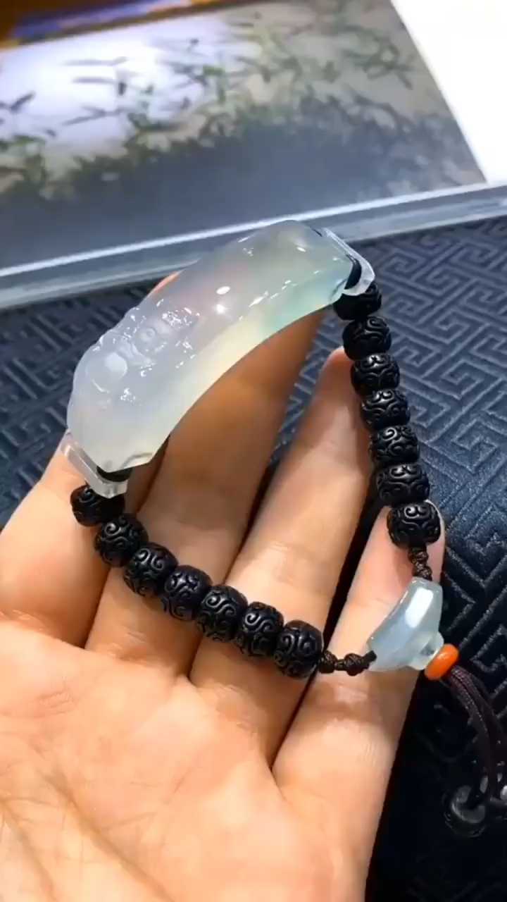出完手镯,边料做的手牌,效果还是挺不错的吧 #玉雕 #翡翠-度小视