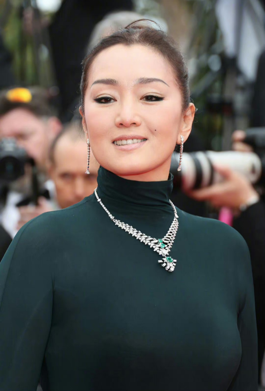 巩俐戛纳电影节造型,全身黑色系礼服,好像高贵的黑天鹅啊,优雅十足