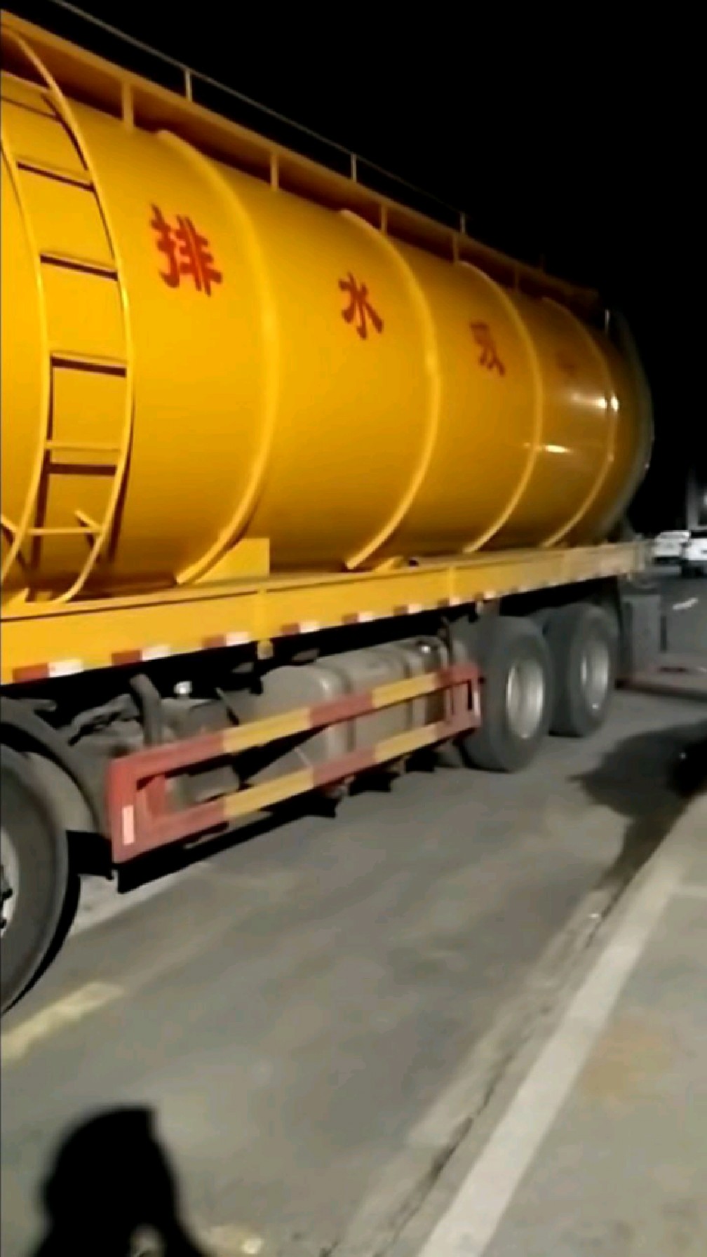 北京40吨大型吸污车排水抢修已就位,40立方抽水车抽污水量更大速度更