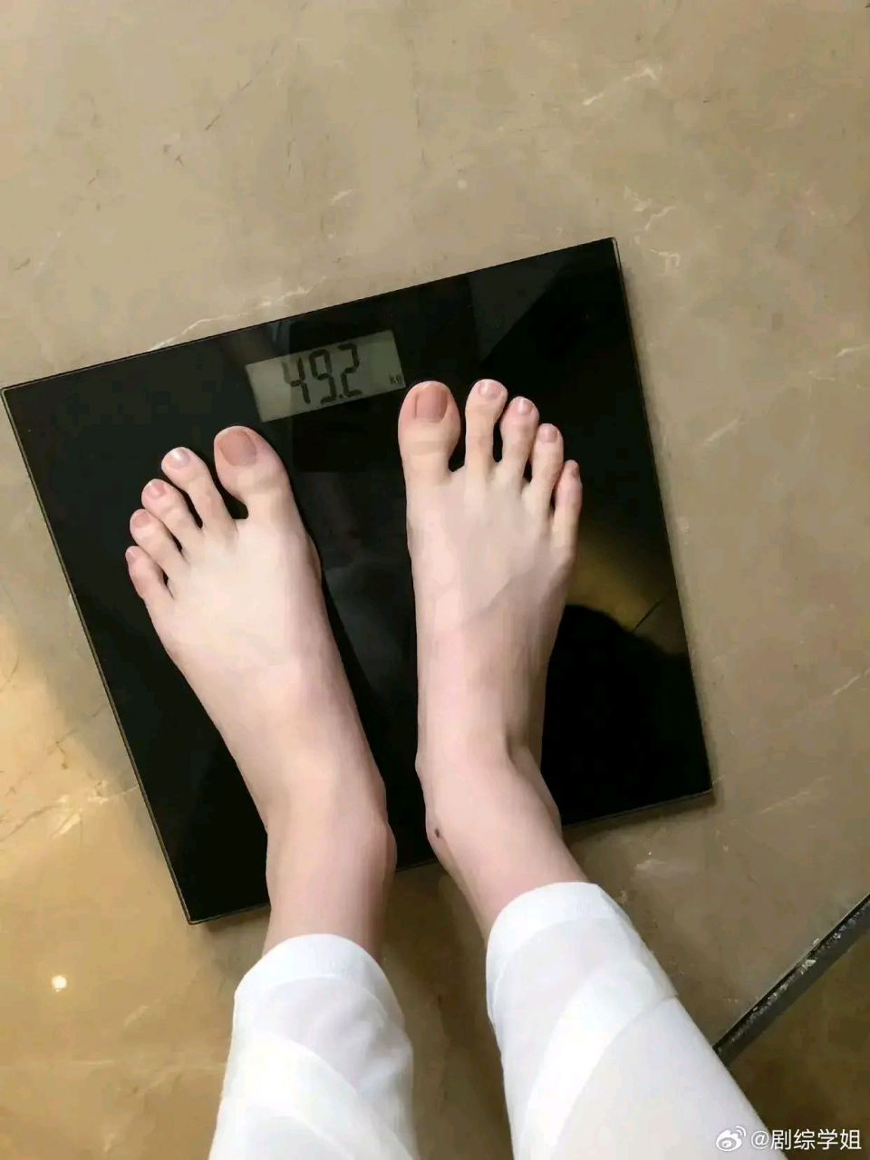 奚梦瑶晒出"体重秤"上的数字,喔噻……  奚梦瑶可是有176cm啊,真的太