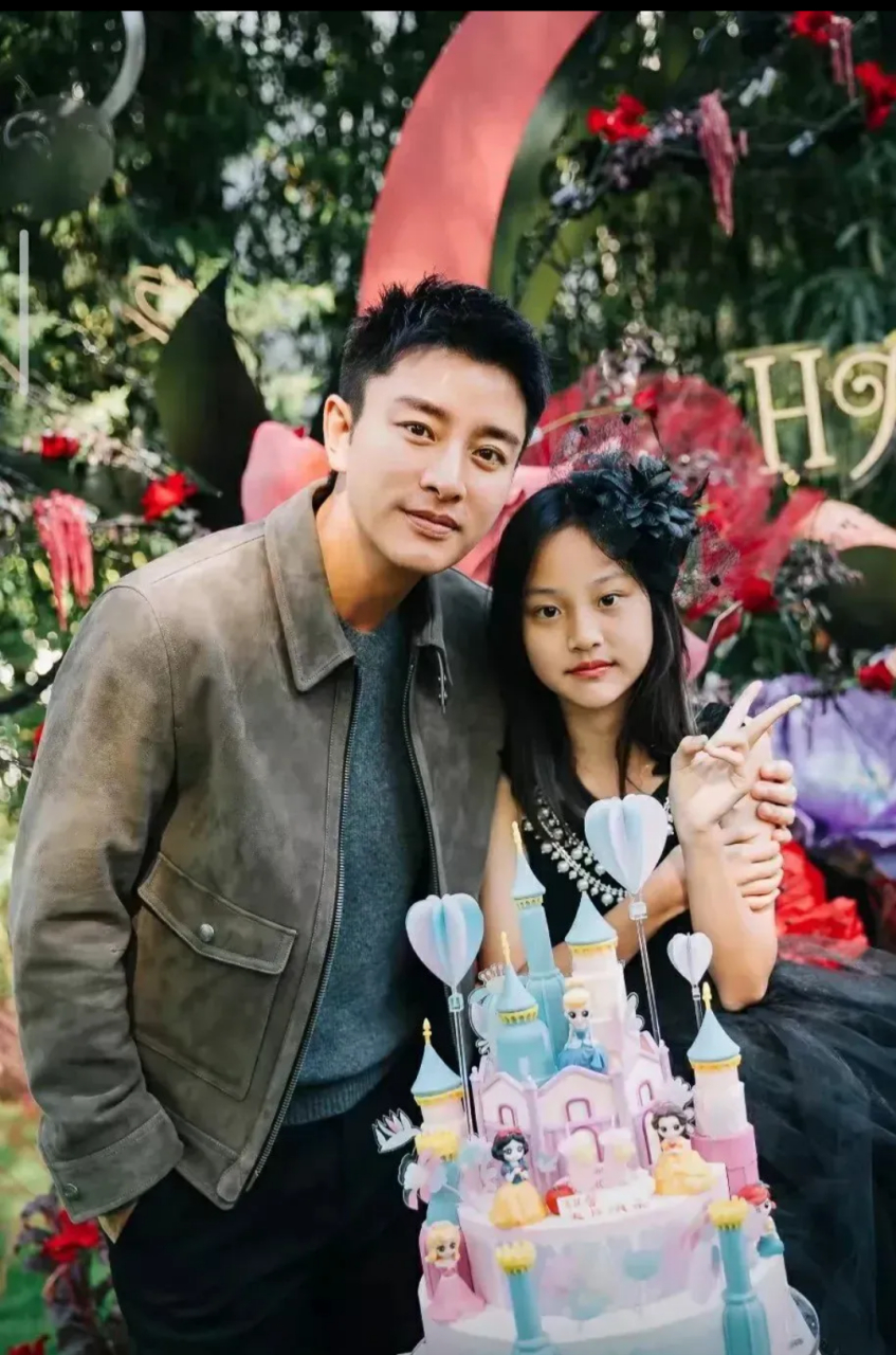 贾乃亮和李小璐一家三口罕见同框,成为了近日社交媒体的热议话题.