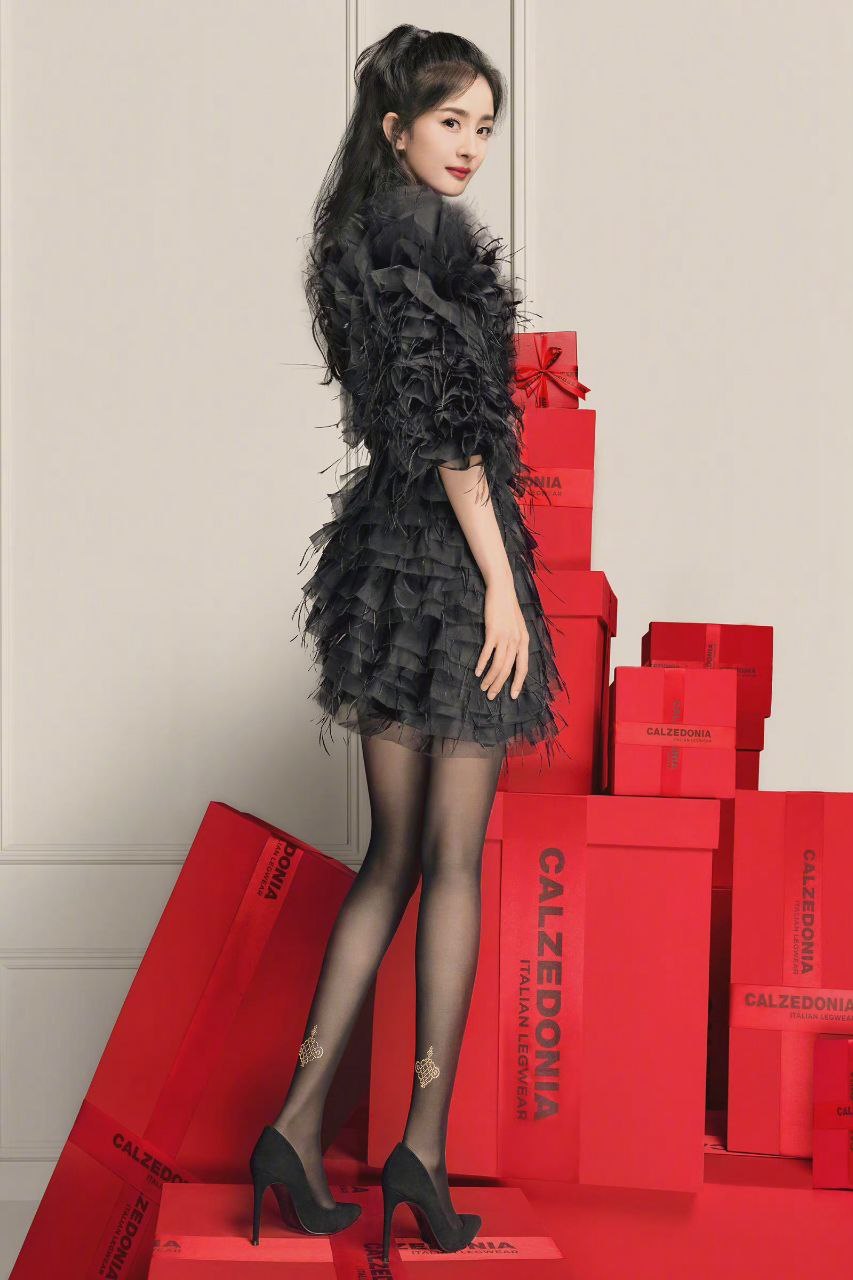 杨幂碎花裙加黑丝,怎么黑丝上还有图案,这是啥图案?