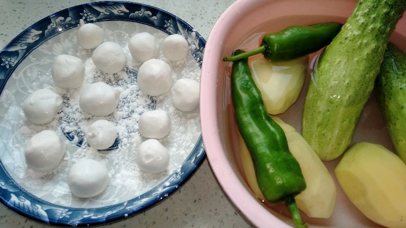 粥里煮汤圆,土豆丝凉拌黄瓜,米粥大饼简单可口