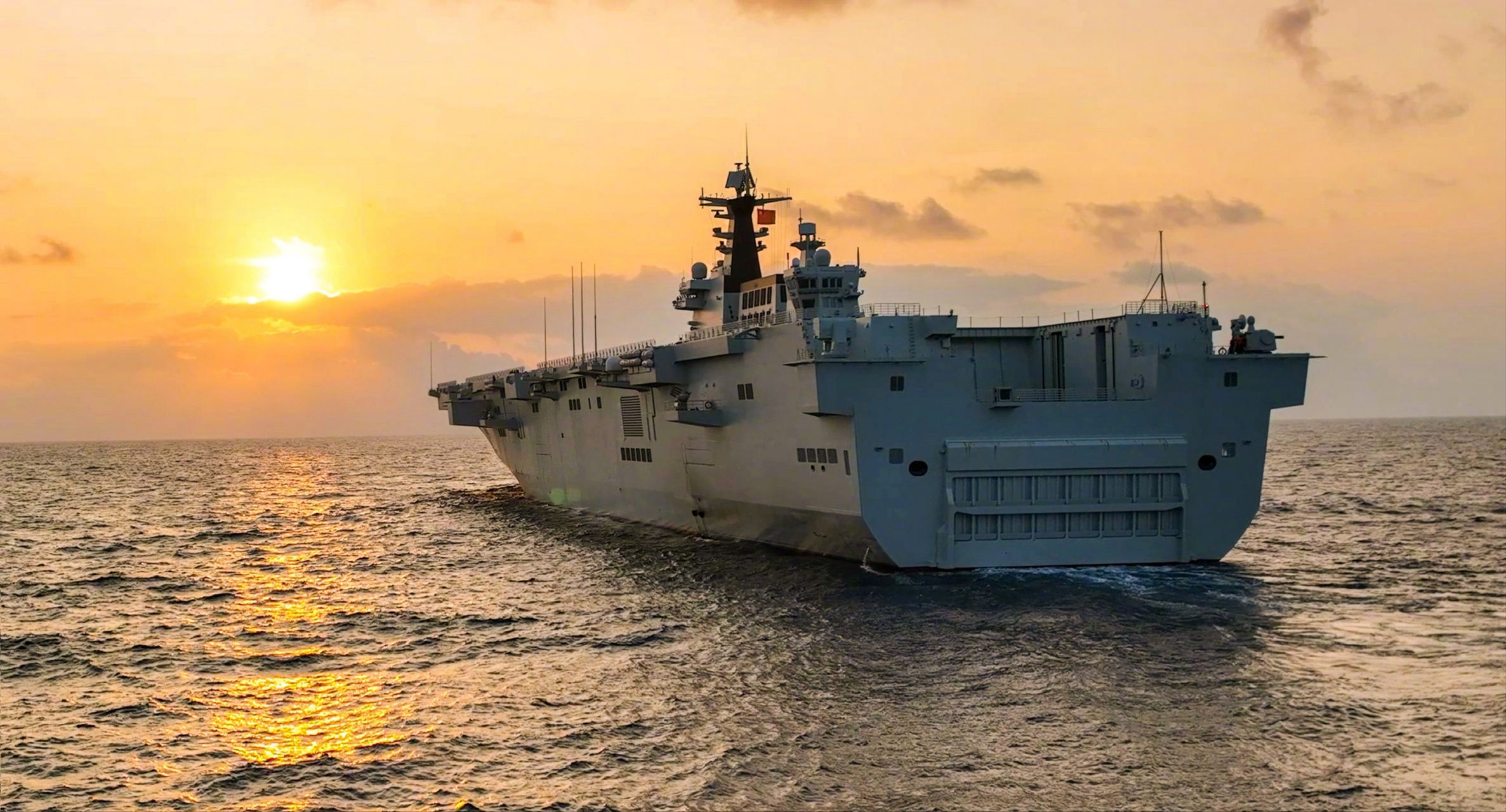 夕阳下的大国重器,显得格外雄伟,战忽已成为历史.