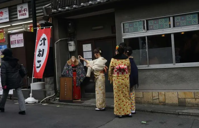 为何日本女性的腿普遍是"弯"的?日本专家给出解释