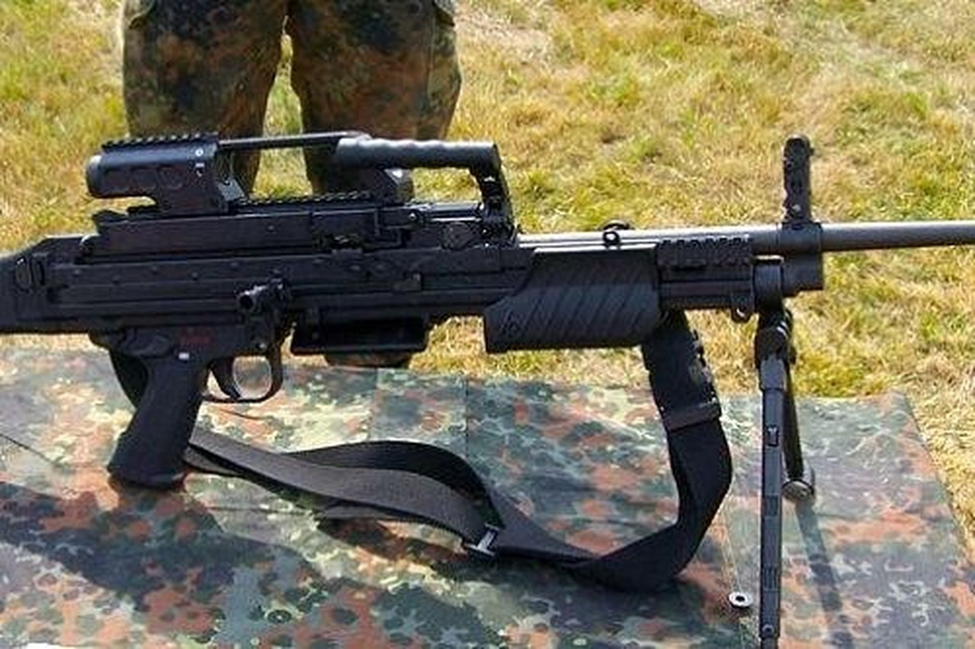 轻机枪是由02h&k设计及生产的弹02链供弹轻机枪,原本02称为mg43