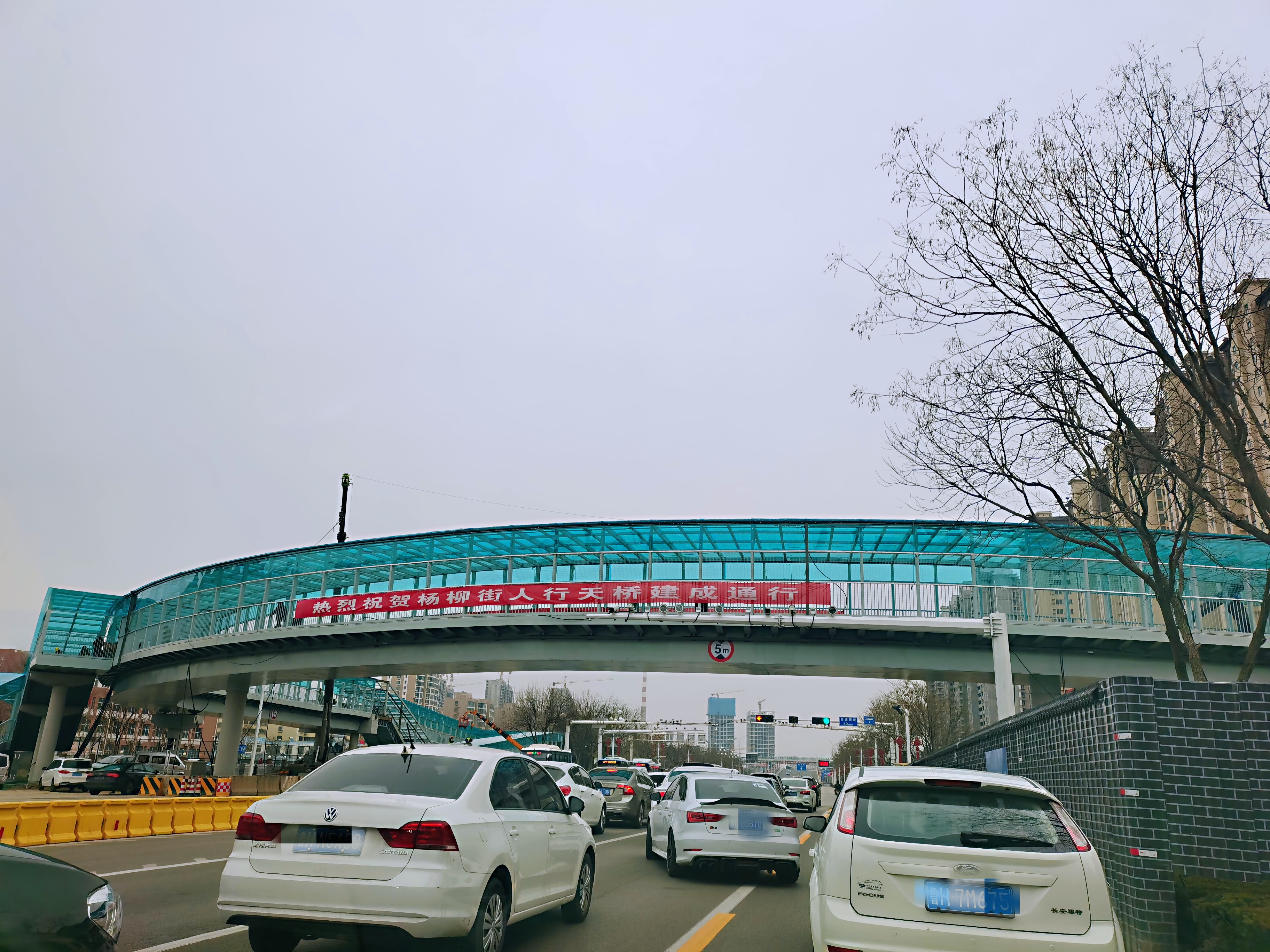 济宁城区第一座自动扶梯天桥投入使用!