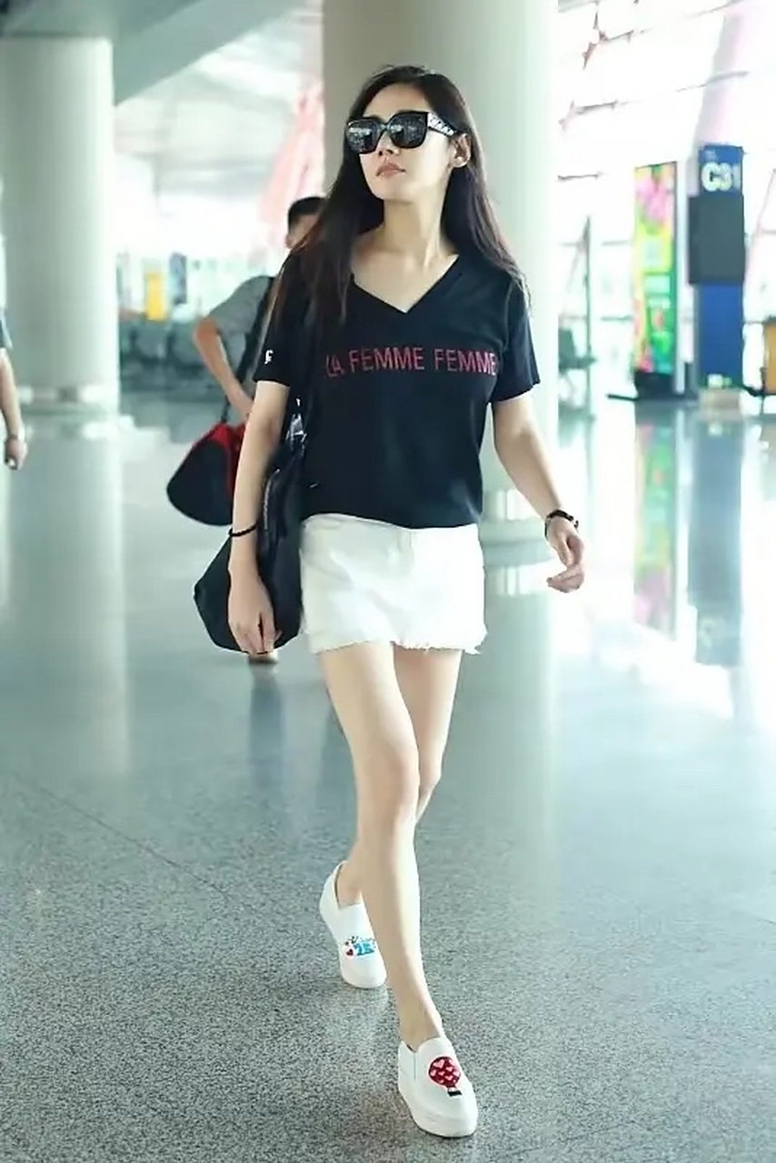 秀出性感的大长腿 作为韩国的元老级电视剧演员的秋瓷炫随着年龄的