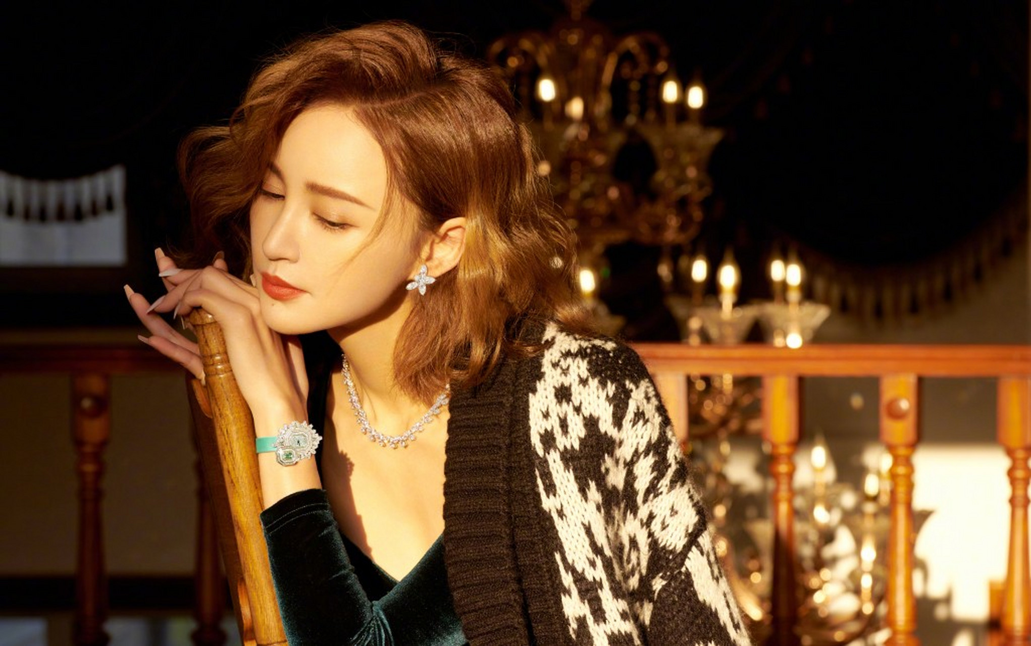 张歆艺卷发造型冬日光影写真 烫大波浪性感妩媚风情无限.