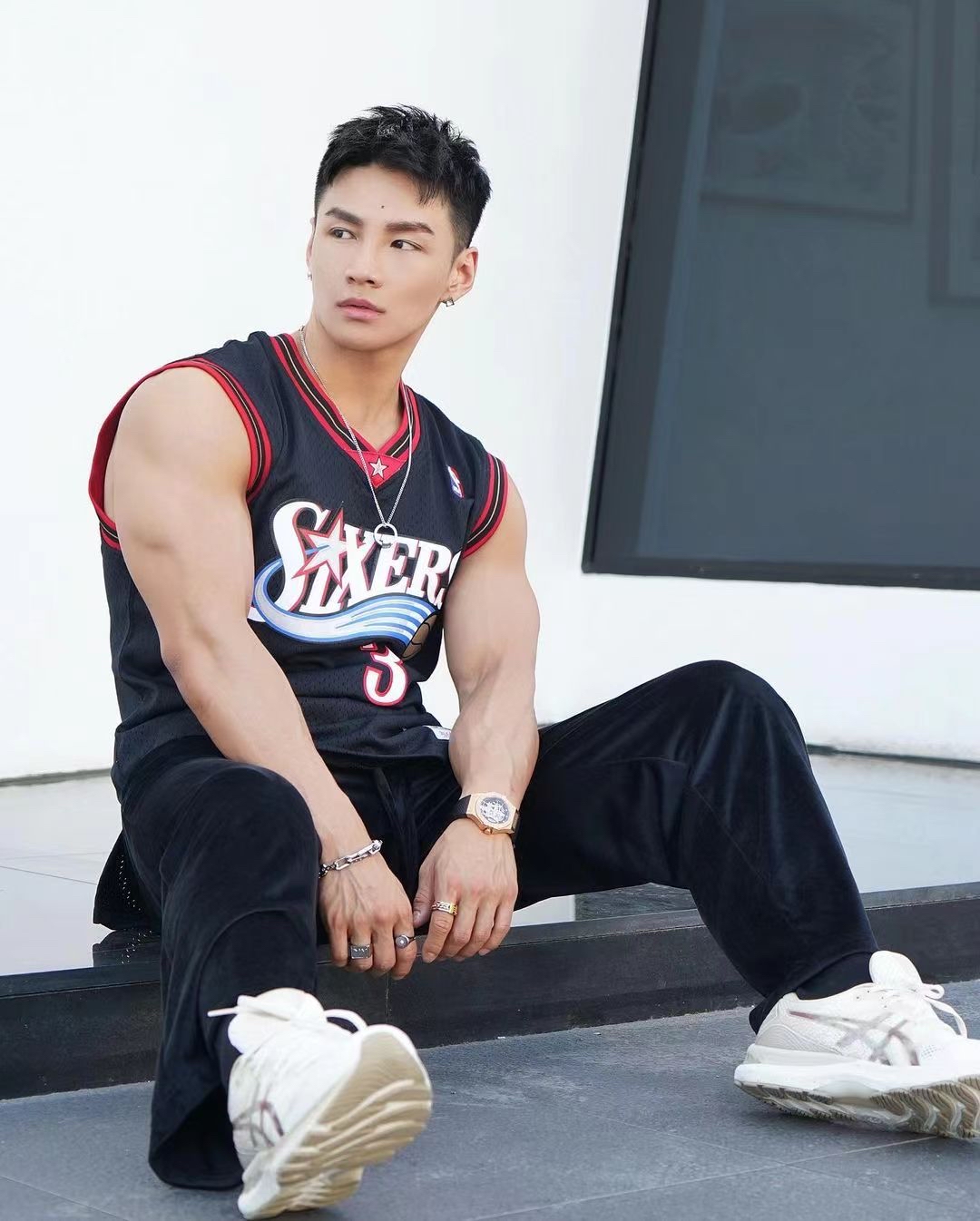 八块腹肌的明星健身教练,胸肌也好饱满,镜头里特别有男人味!