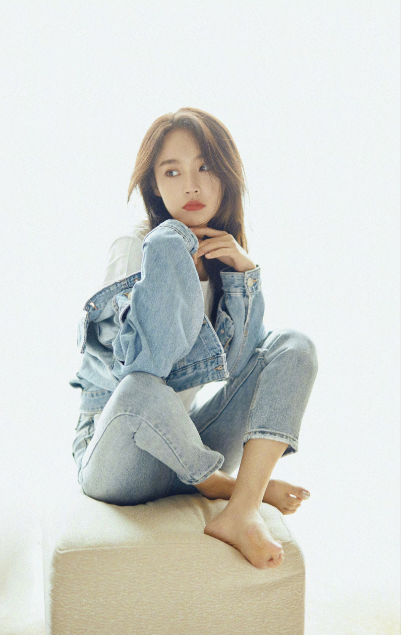 影视女演员张佳宁露脚照,2022年张佳宁因出演《欢乐颂3》中朱喆一角