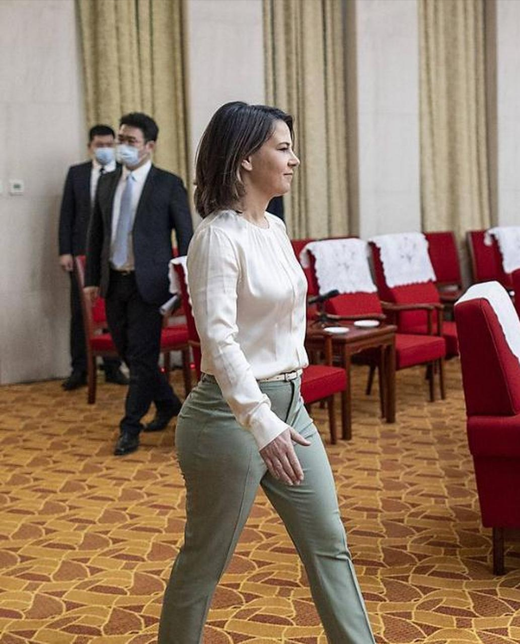 德国外长安娜莱娜·贝尔伯克,作为政治人物,说实话,不喜欢,不过,作为