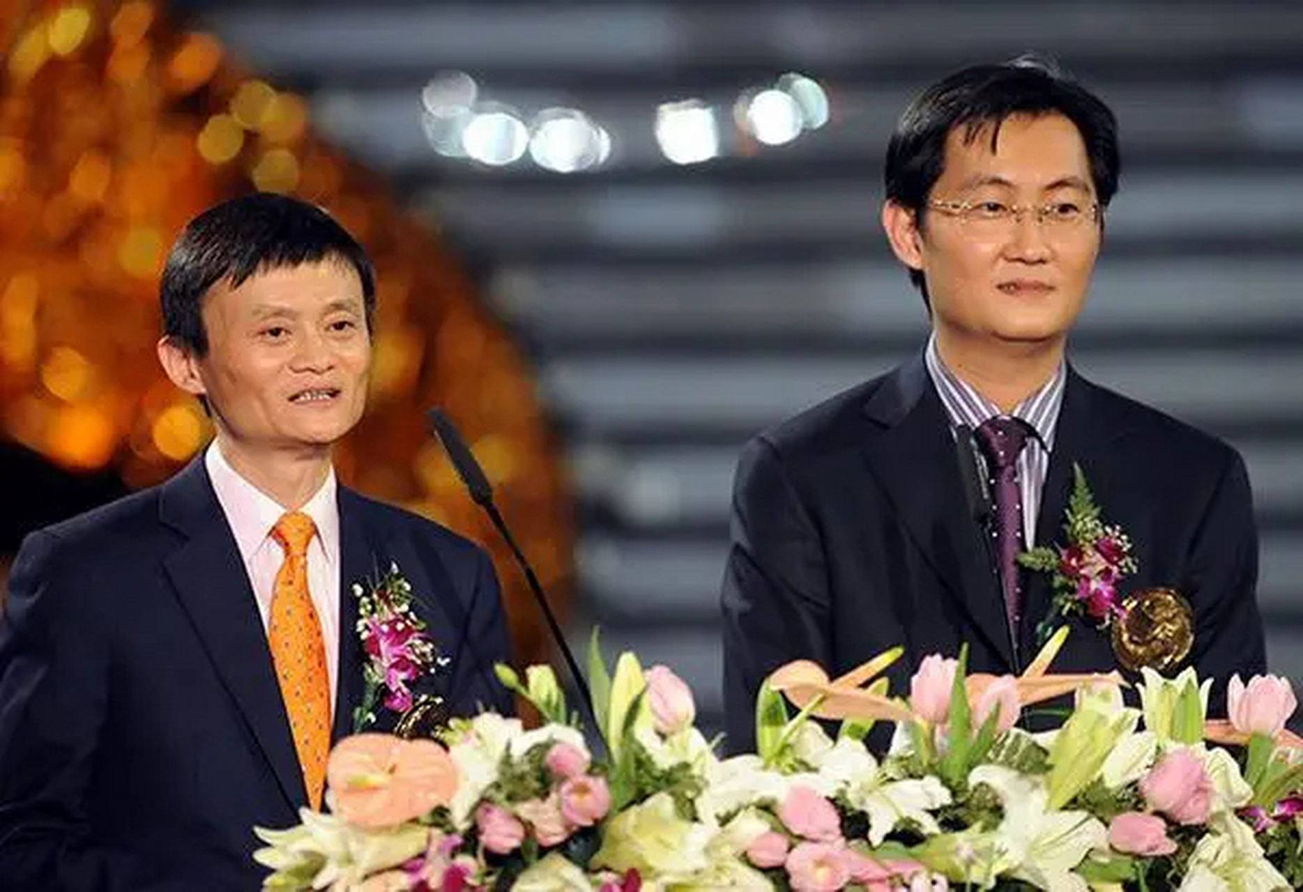 2002年9月,马化腾受阿里巴巴的马云之邀,去杭州参加第三届"西湖论剑"