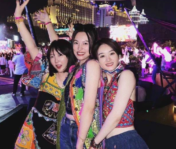 赵丽颖和周放西双版纳同游,身着民族服饰笑容灿烂