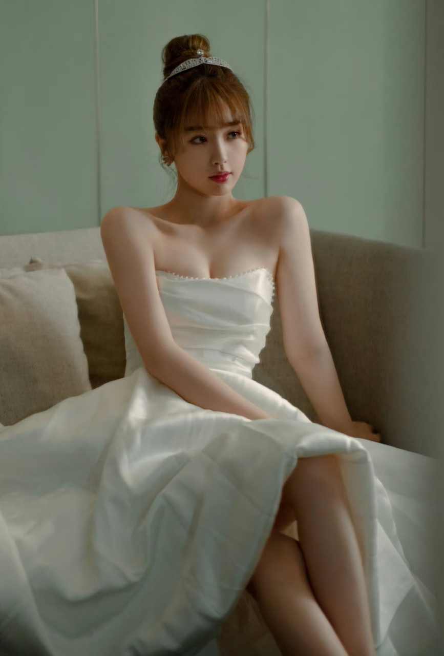 虞书欣# 丰满傲人的事业线,窈窕曼妙的身材,前凸后翘,性感迷人