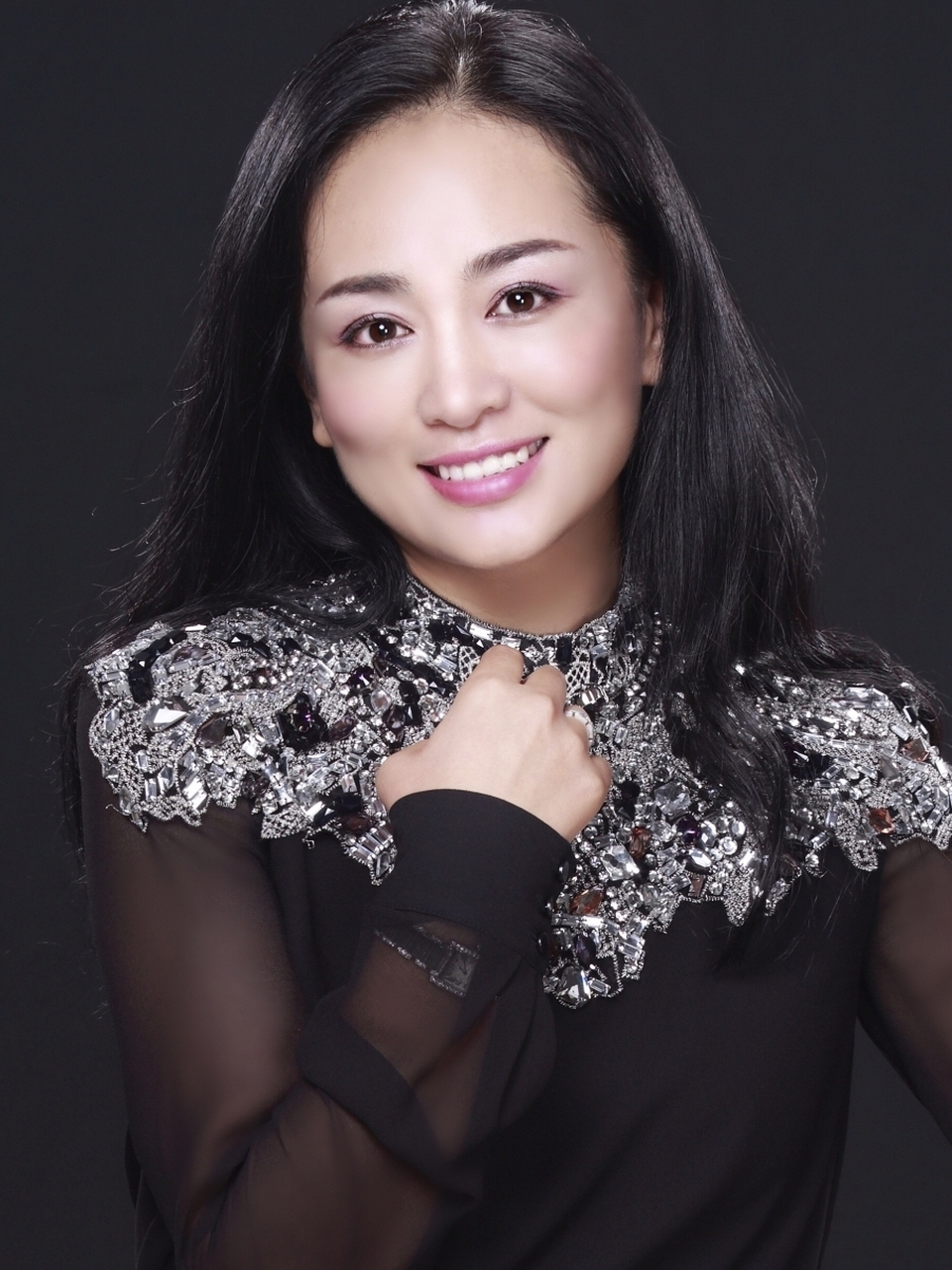 涓子大家不是很陌生,原名叫王慧娟,是一名演员,性格很开朗,笑容甜蜜