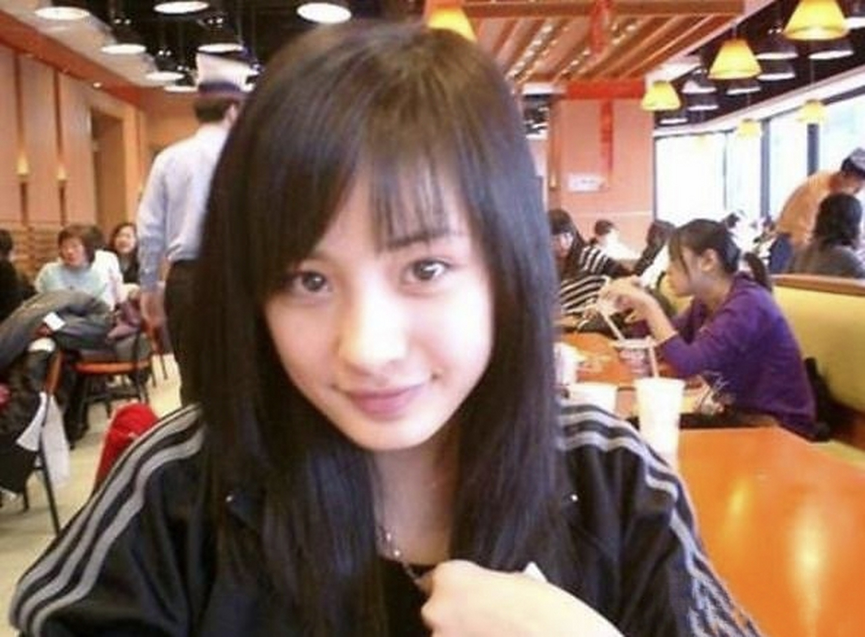 杨幂08年北京奥运会当志愿者,那时候好灵动清澈,眼神好纯粹啊