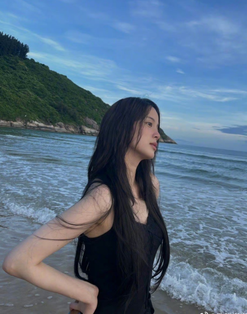 欧阳娜娜在海边凹造型,意境感太强了,她是小花旦之中比较会营造氛围感