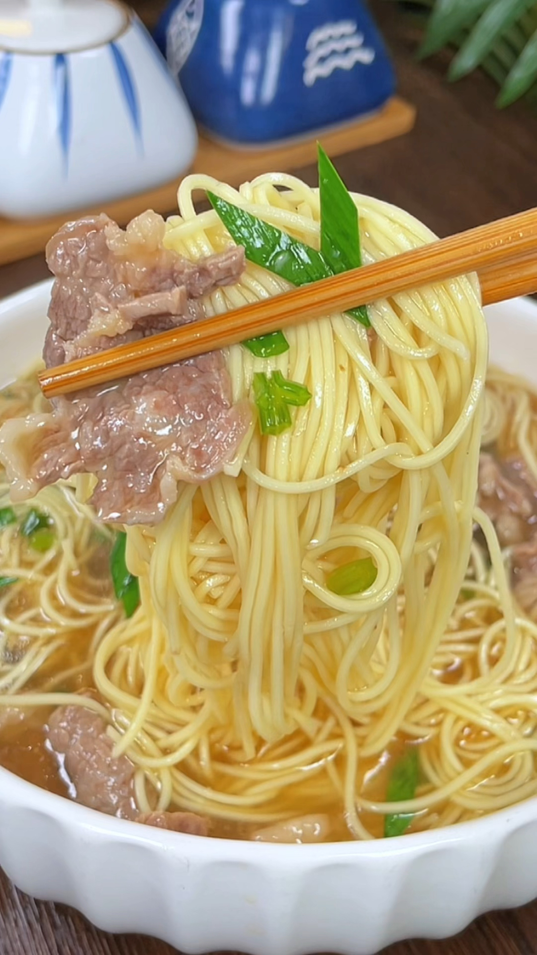 5分钟就能搞定的清汤牛肉面,早上给孩子来一碗,好吃又营养#牛肉汤 #潮