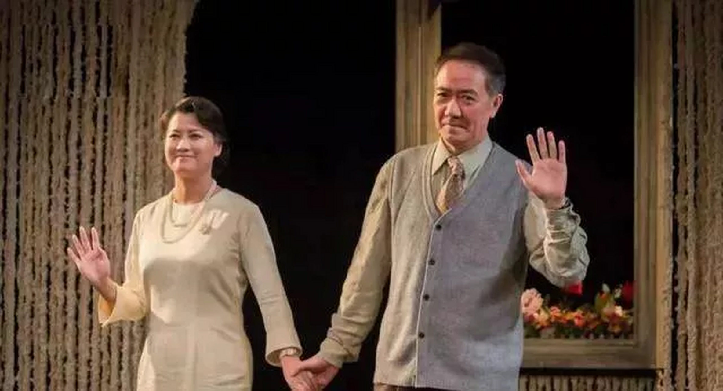65岁李幼斌和妻子史兰芽,容貌已经衰老,时间的沉淀,在他们身上散发出