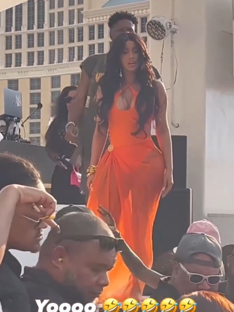 cardib演出被观众泼饮料,直接砸话筒回击!