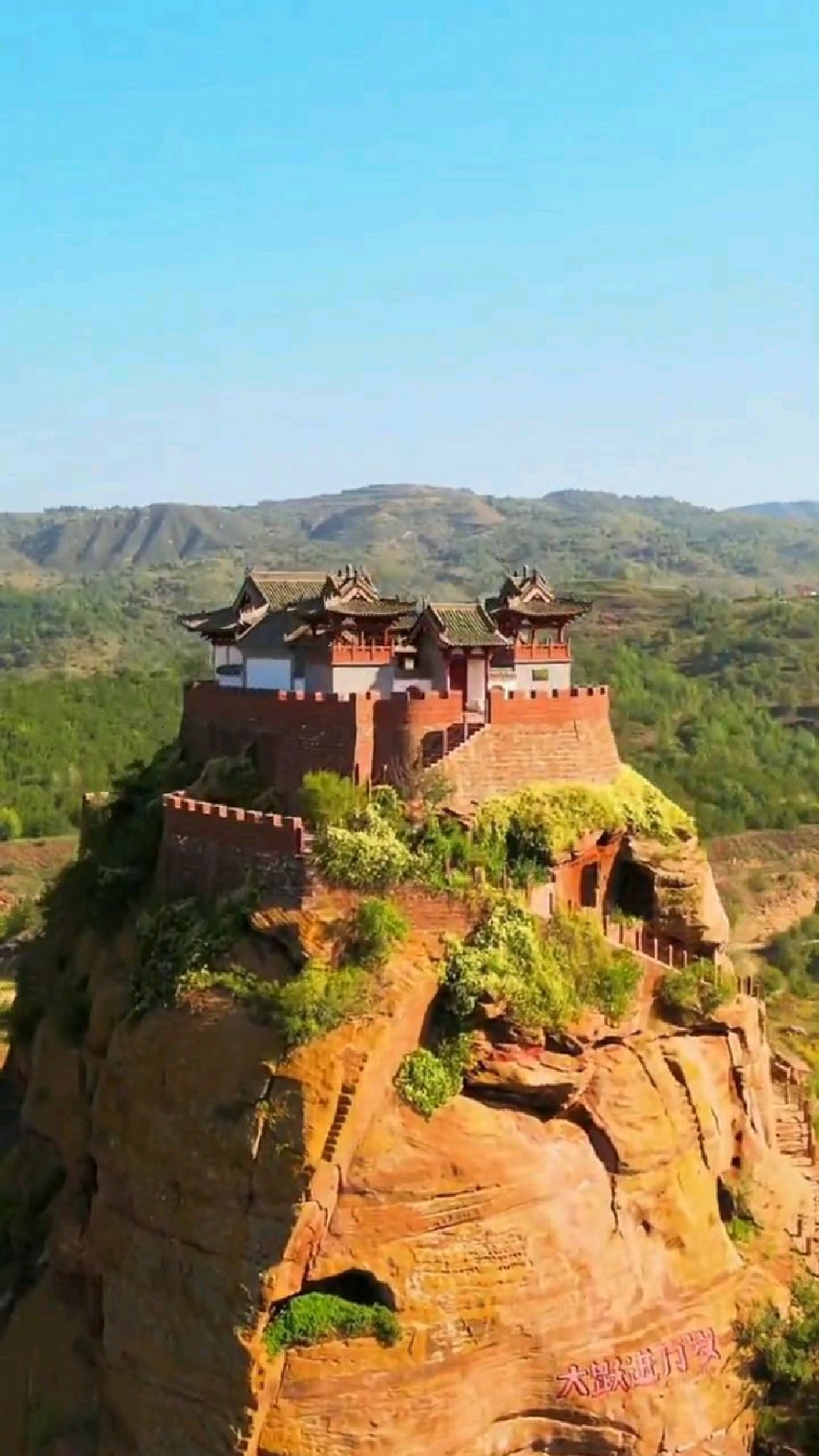 绝壁上开凿了上百个石洞屋可同时容纳上千人居住陕西永宁山古寨