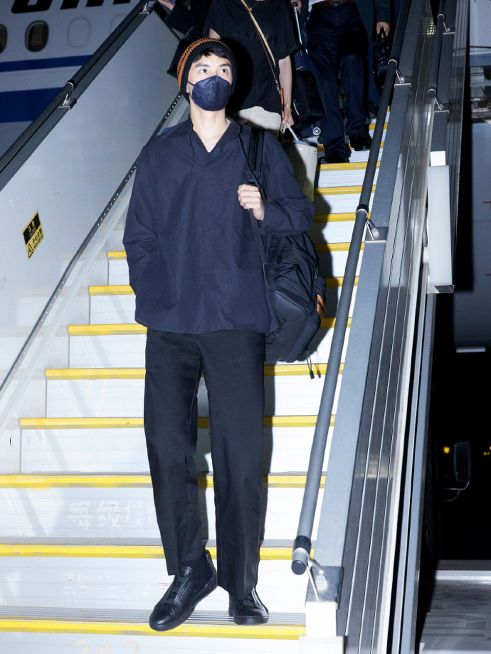 1,盛一伦迪丽热巴两人私下是有联系的,不过关系一般,联系也不频繁.