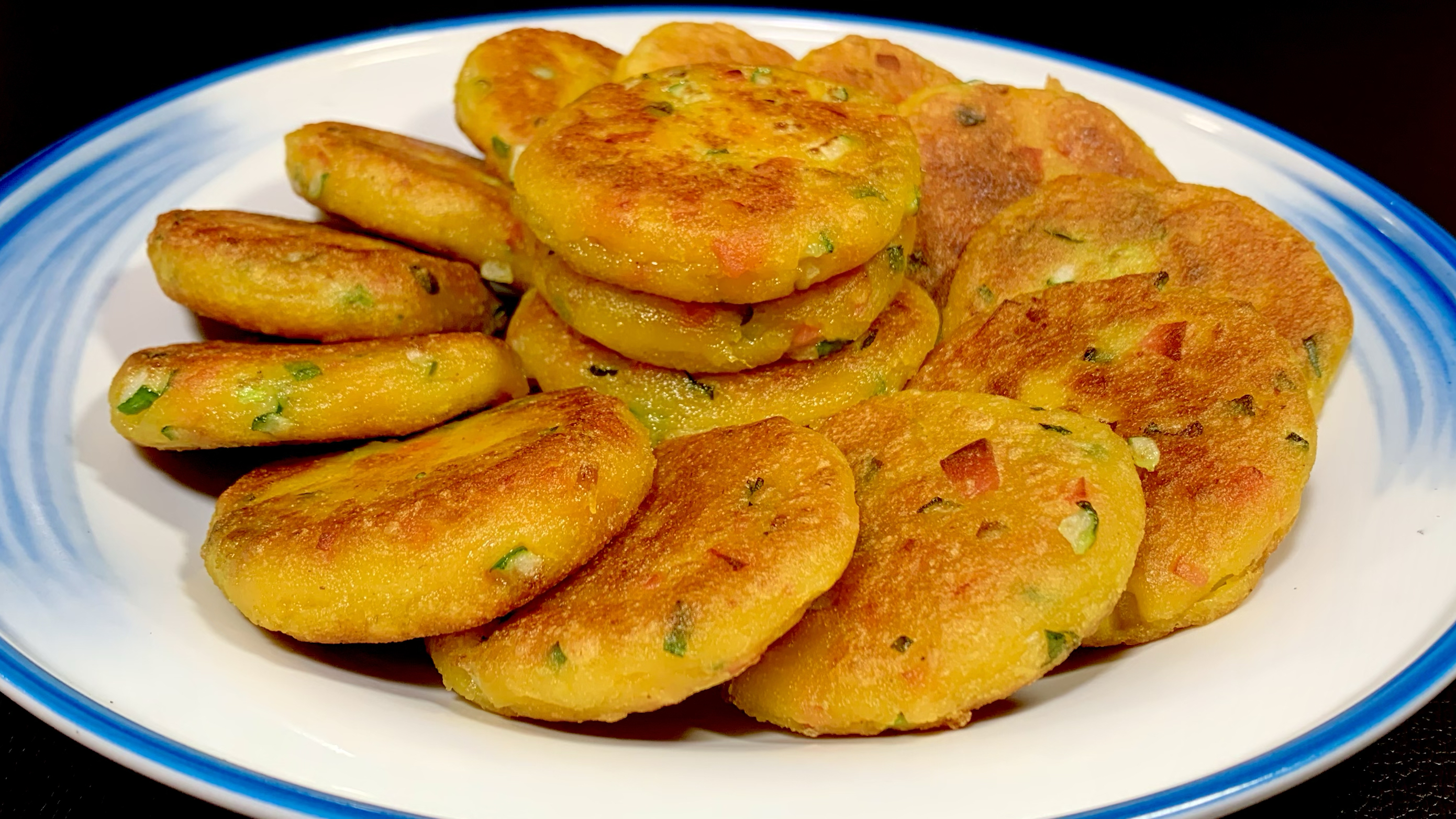 南瓜饼这种做法最好吃，不蒸不油炸，软糯香甜又酥脆，家人超爱吃