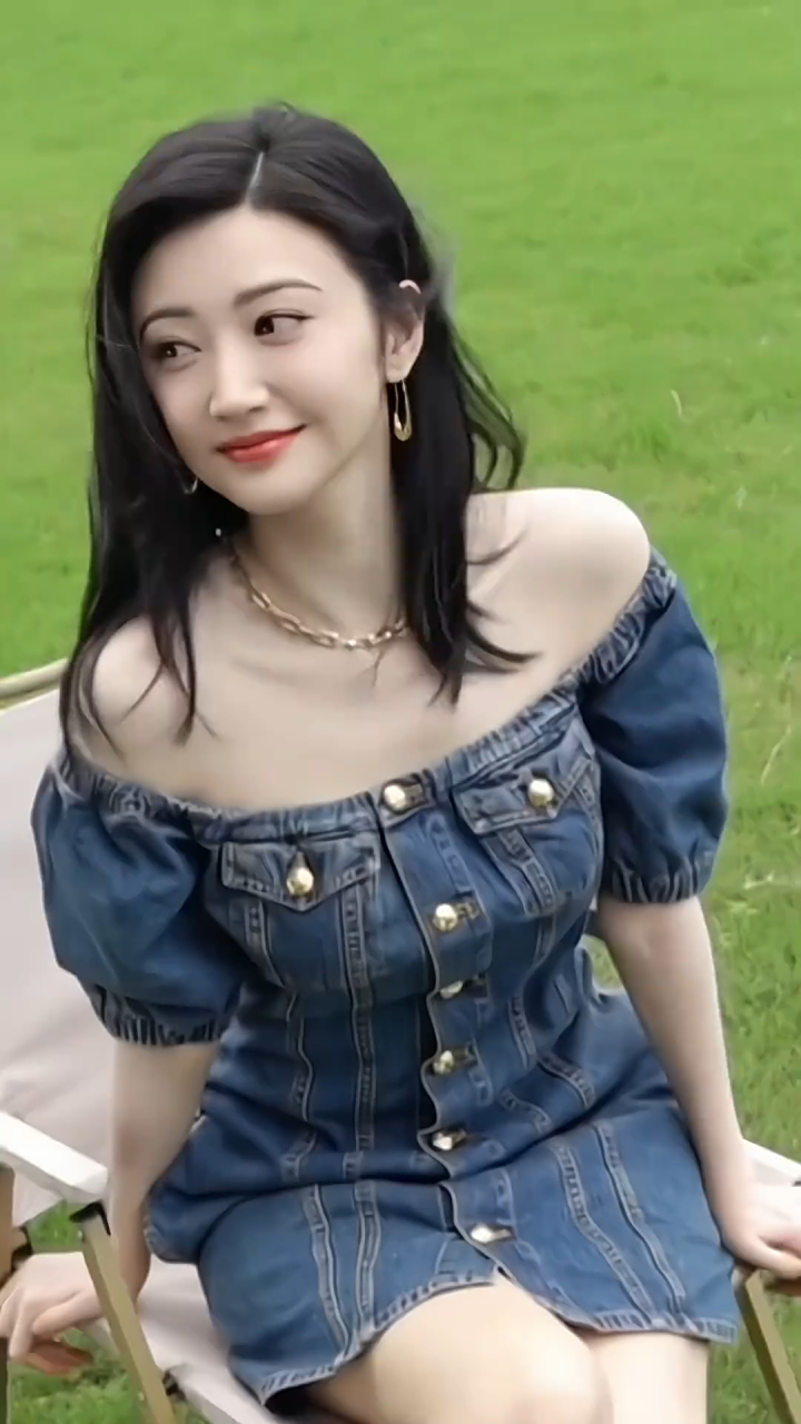 景甜身穿一字肩方领牛仔短裙,气质优雅,美腿修长养眼