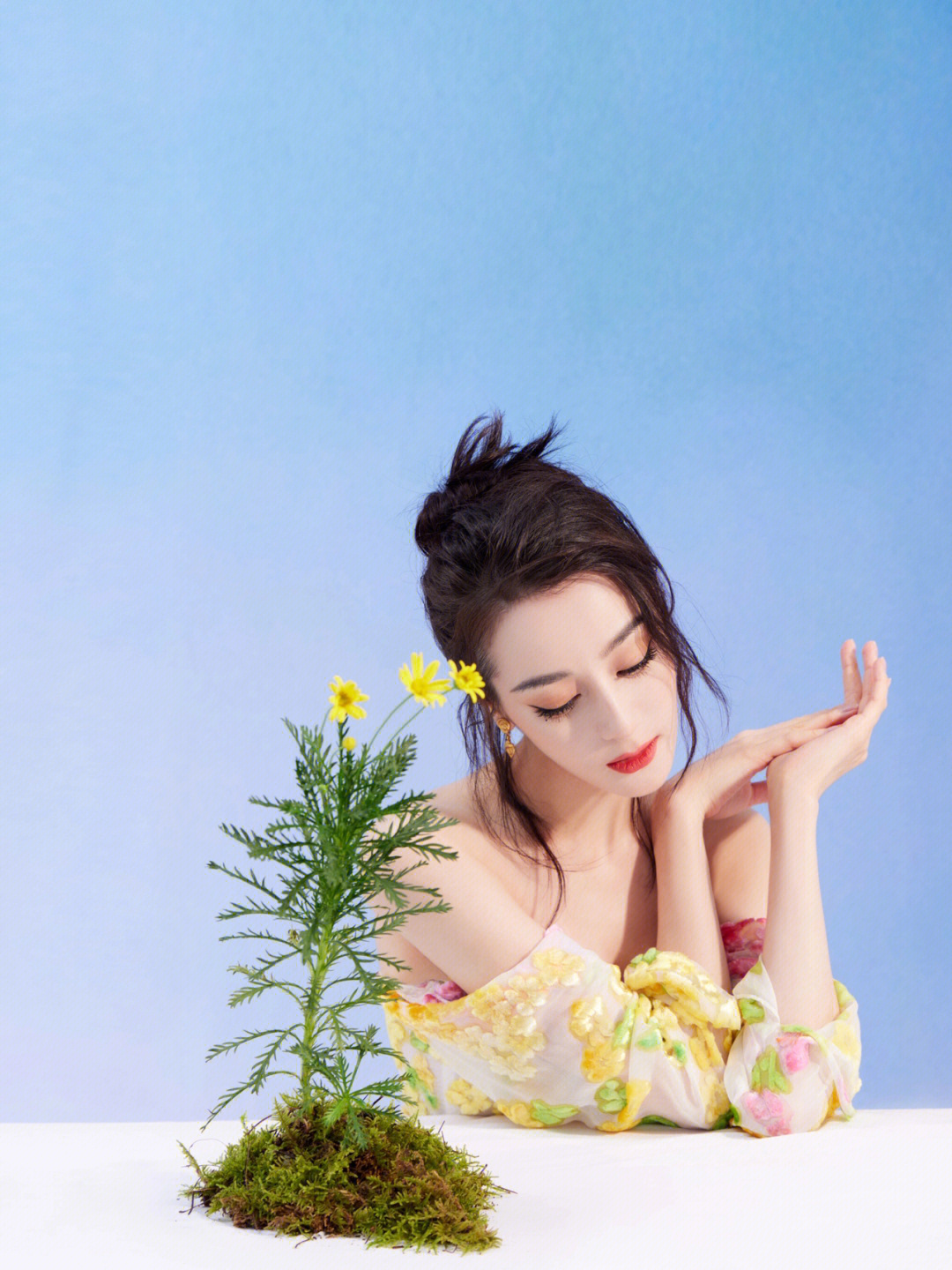 |一袭抹胸碎花长裙 随意扎着赏心悦目的高丸子头 搭配透明