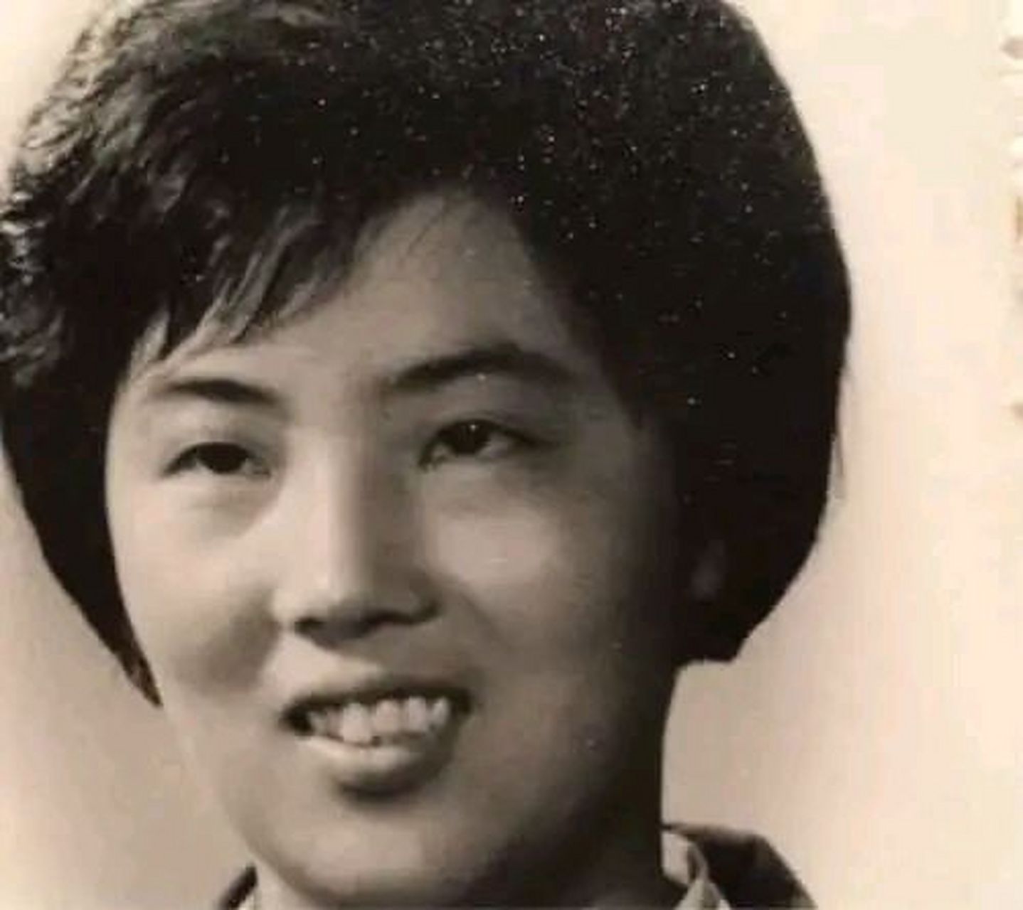 "刘杰英被两名鬼子步步紧逼,突然,她灵机一动,闪到一间民房,鬼子欣喜