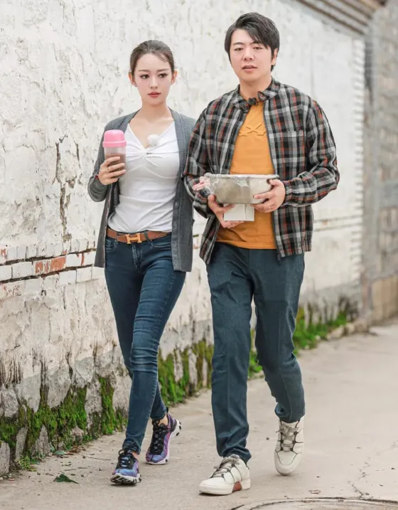 郎朗41岁生日晒全家福!双方父母罕见同框,德国岳父高大帅气