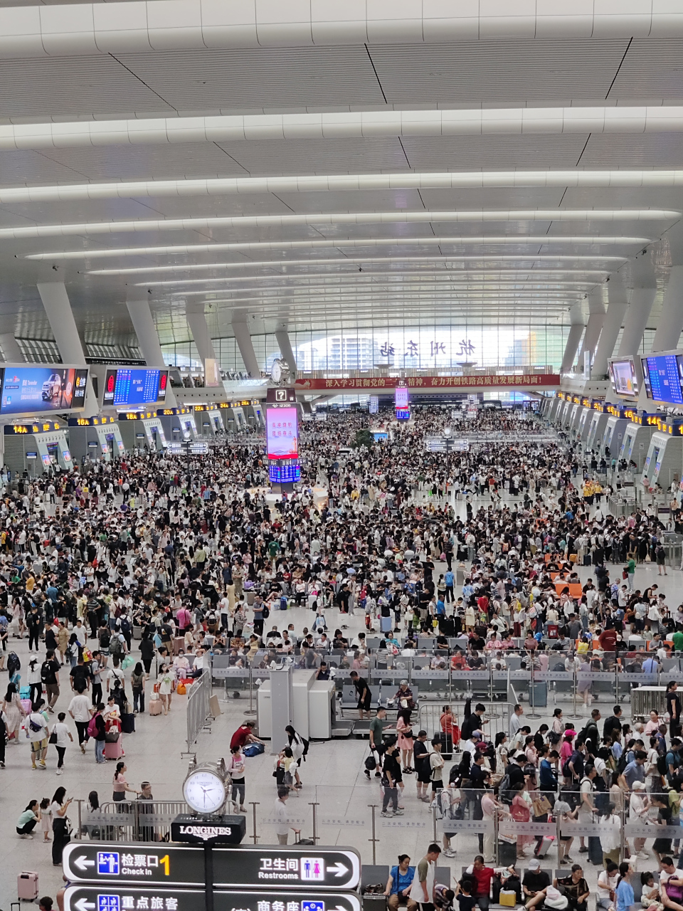 暑假,华东四大高铁站之一的杭州东站人山人海,杭州东站是接轨上海