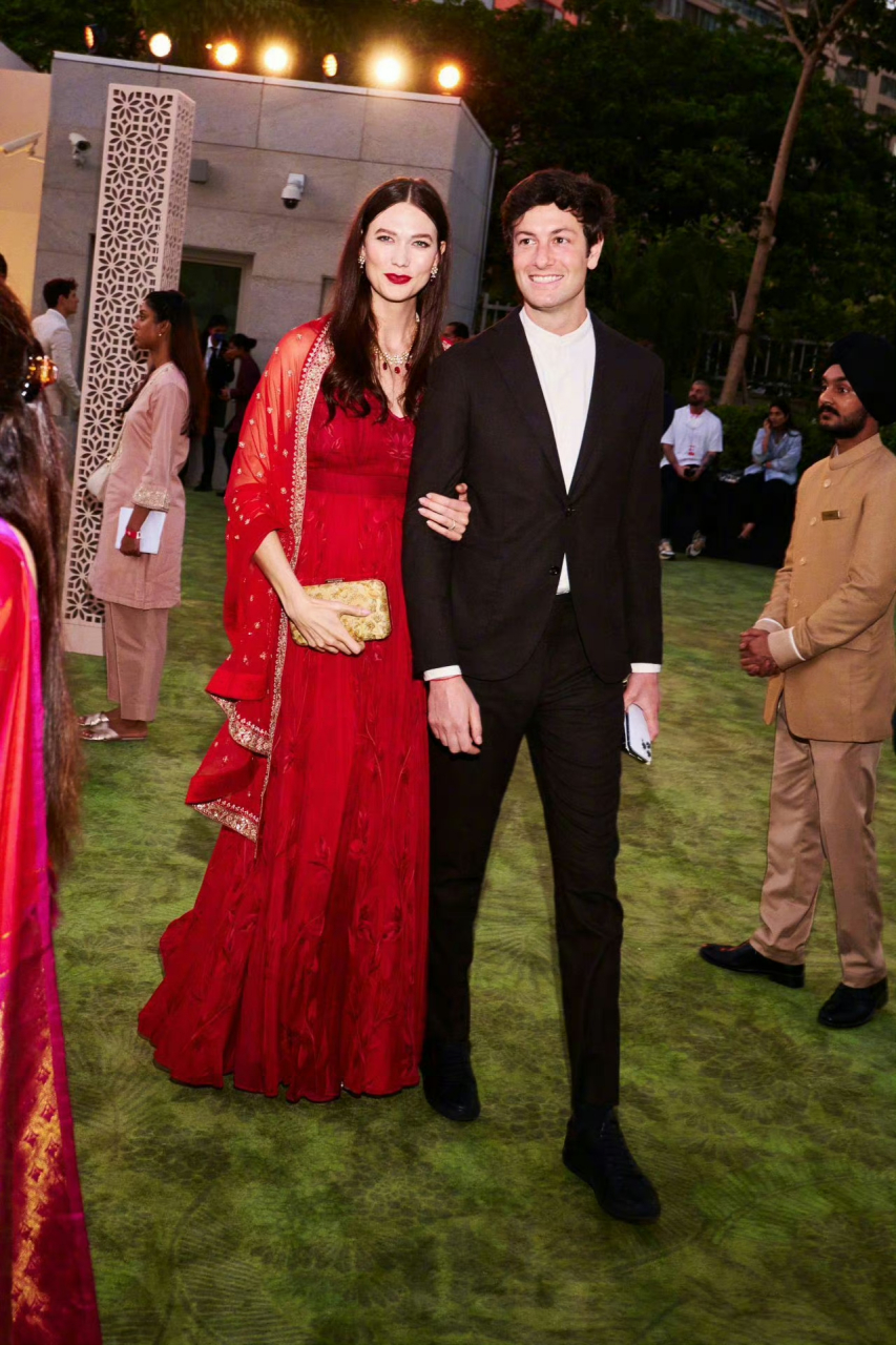 出席完dior大秀的超模karlie kloss和丈夫joshua kushner ,继续在孟买