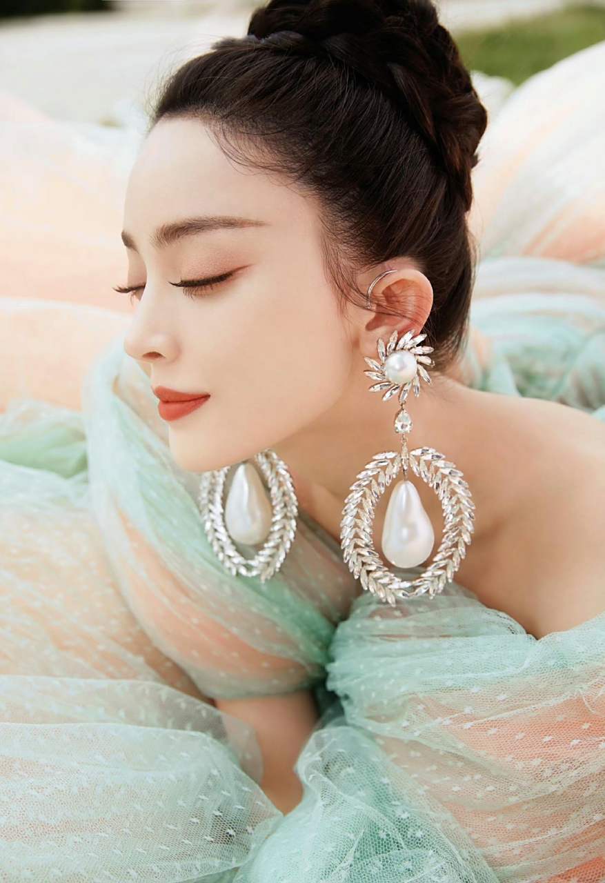 古力娜扎拍摄一组身穿粉绿纱裙的唯美写真,画中的她清纯优雅,娇嫩可人