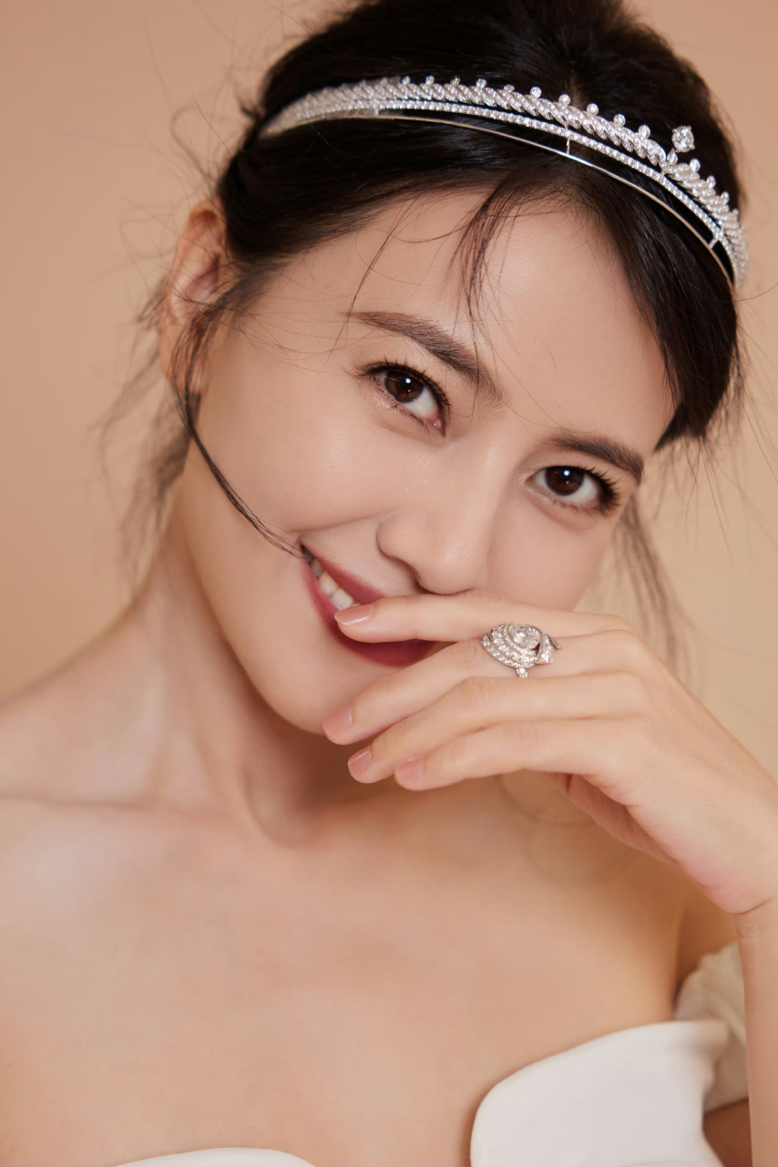 高圆圆白色披风鱼尾长裙# 高圆圆钻石冠冕77白色披风鱼尾长裙,好