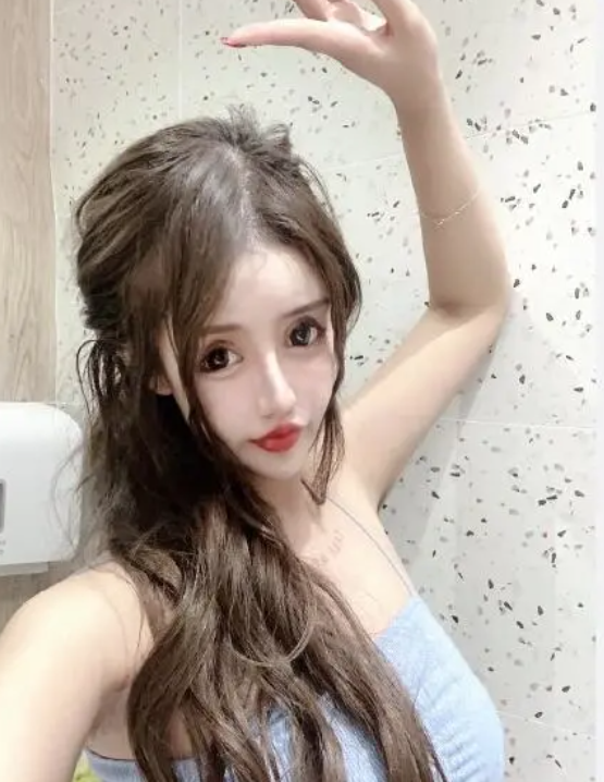 整容上百次还不过瘾!小z娜娜称,还要做发际线,缩下巴,弄卧蚕