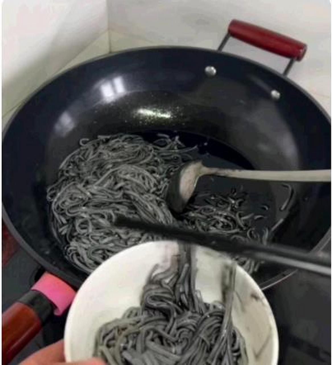媳妇亲手下的面条,这才是名副其实的黑暗料理墨汁面条.