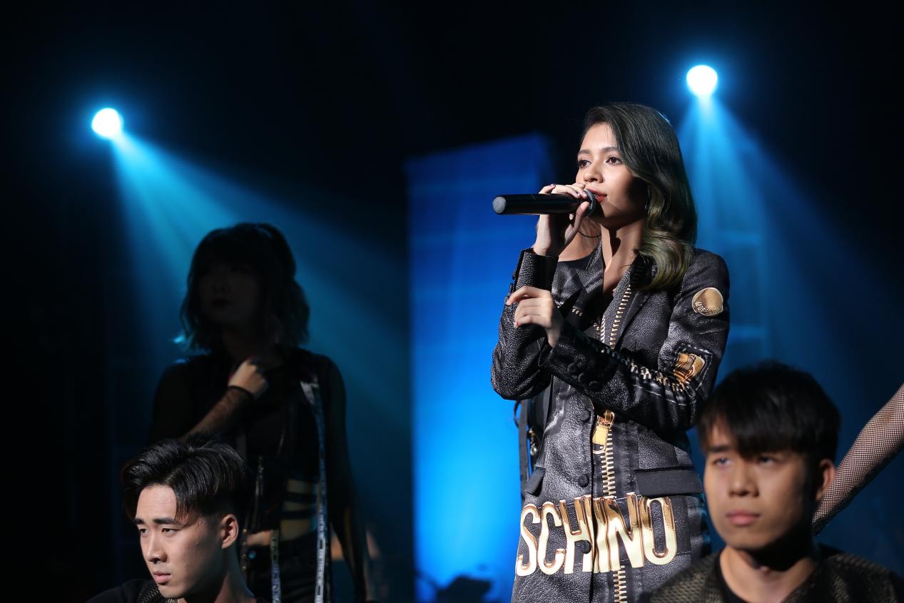 马来西亚歌手李佩玲yippi线上个人演唱会当场泪崩图集