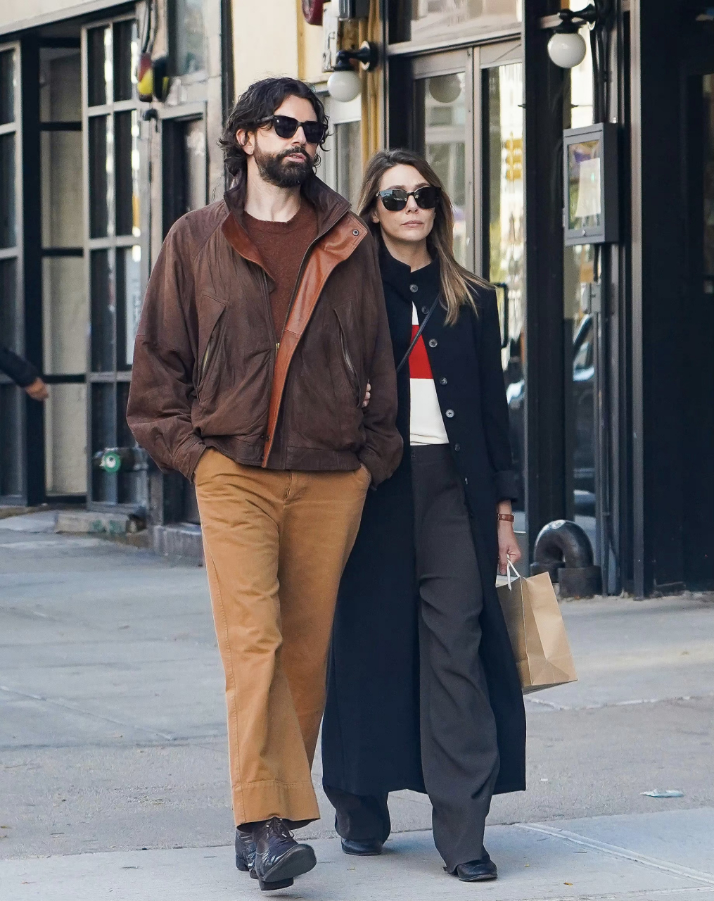 奥妹elizabeth olsen和丈夫robbie arnett 纽约出街.#欧美街拍