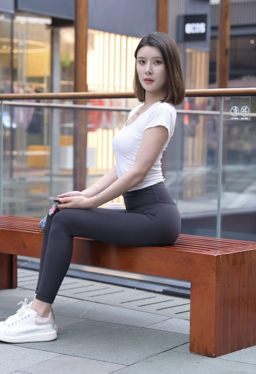 性感的美女# #时尚街拍# 黑色瑜伽裤美女街拍94