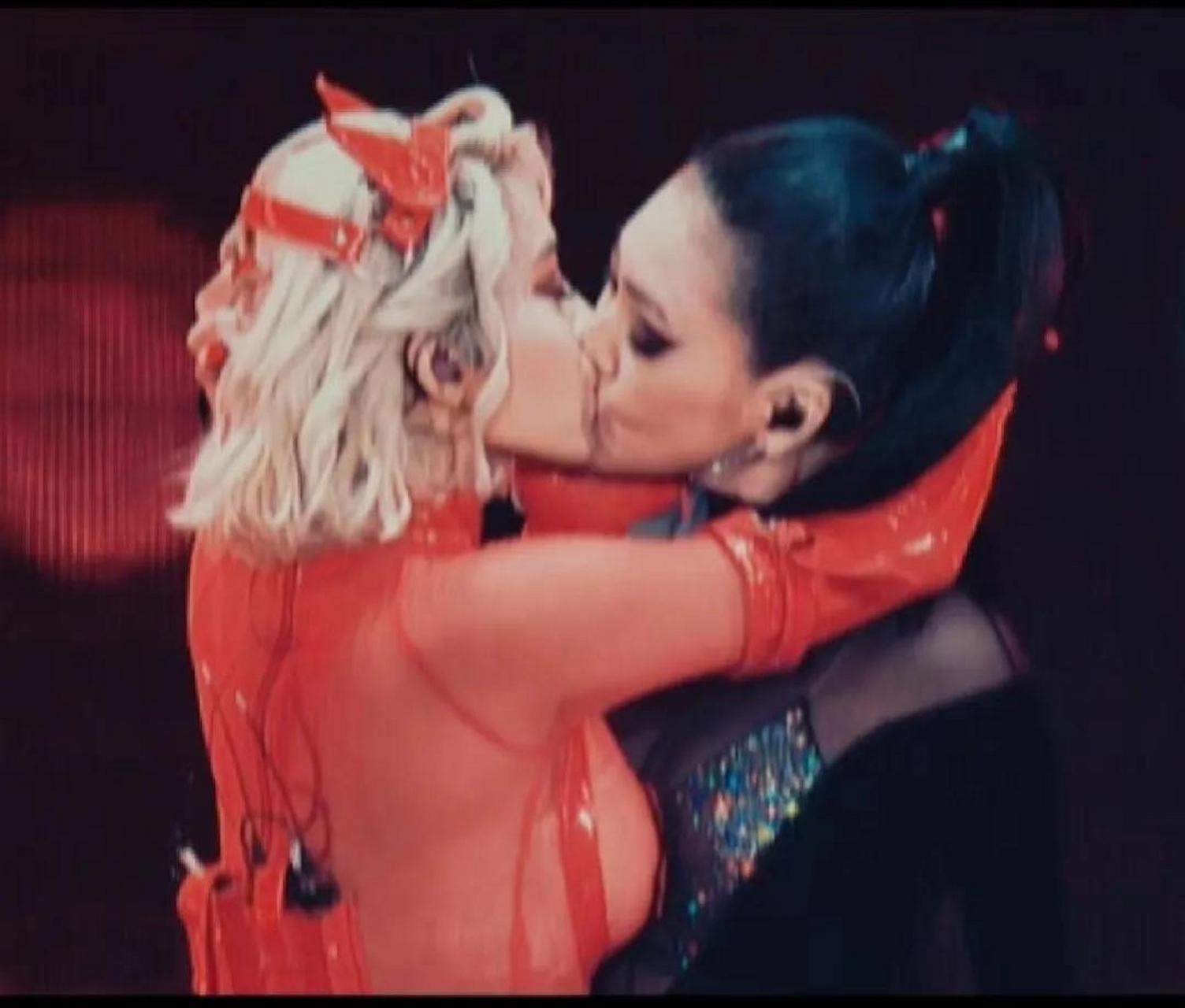 小s太会玩!现身蔡依林演唱会,嘴对嘴玩起来了热吻!