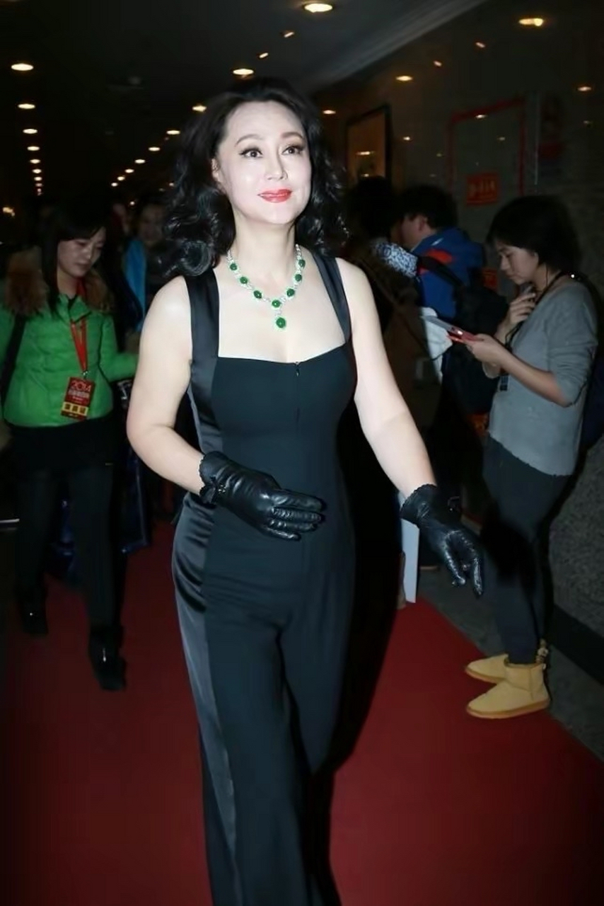 大宋佳越年纪越大越有质感,黑色连体裤显出"奶白肌",太有韵味