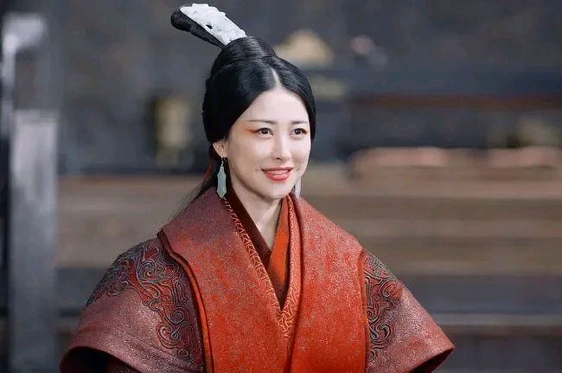 公元前259年,赵姬嫁给嬴异人,很快怀了孩子,但她却偷偷找前夫吕不韦:"