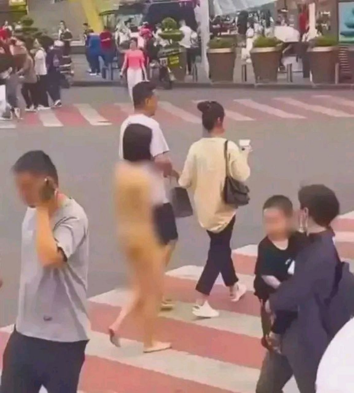 情绪失控,不可做出极端之事"——闹市街头的裸女事件 近日,在某城市的
