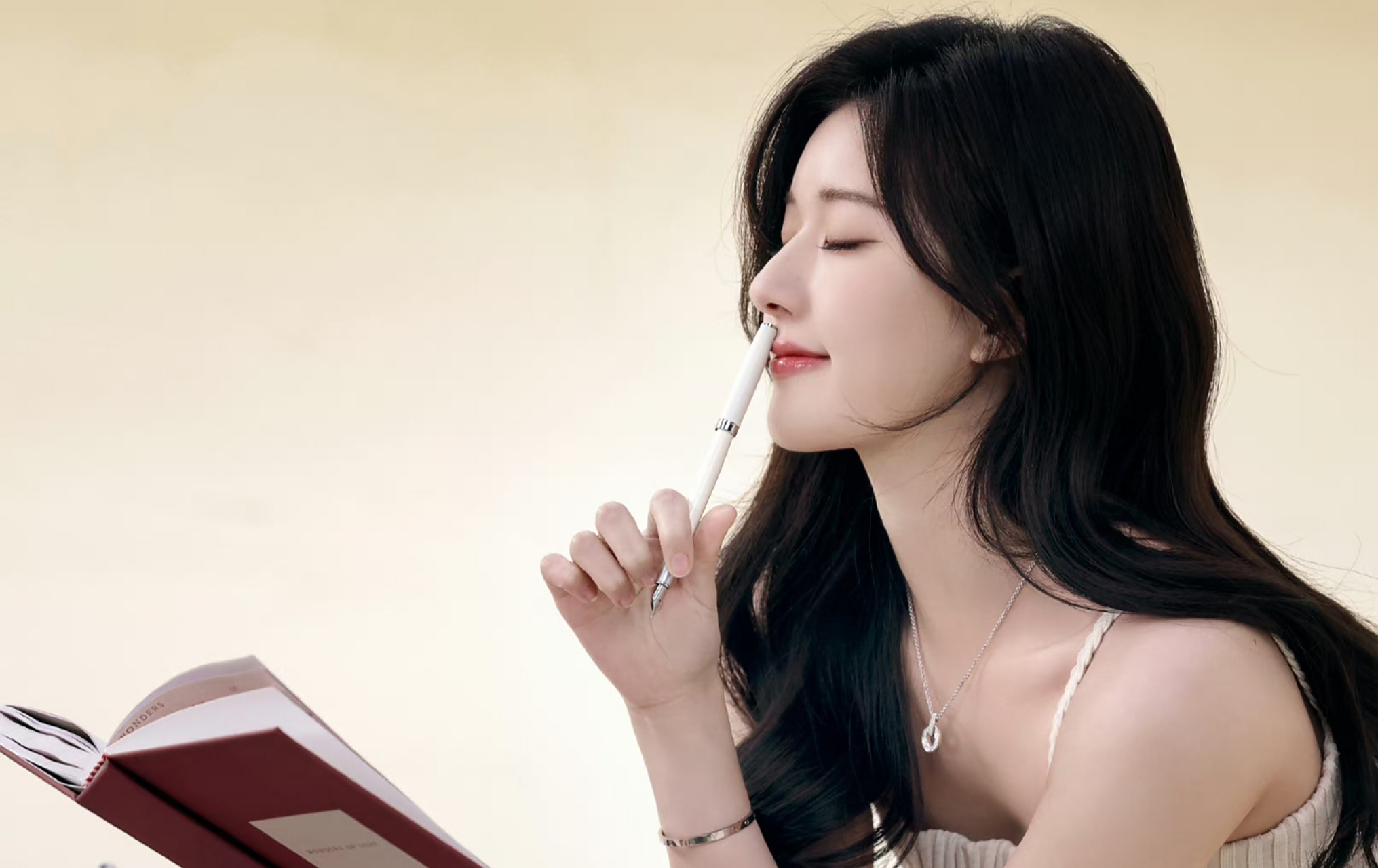 好美,富家千金的既视感909090[/cp],看赵露思在为宝格丽做代言