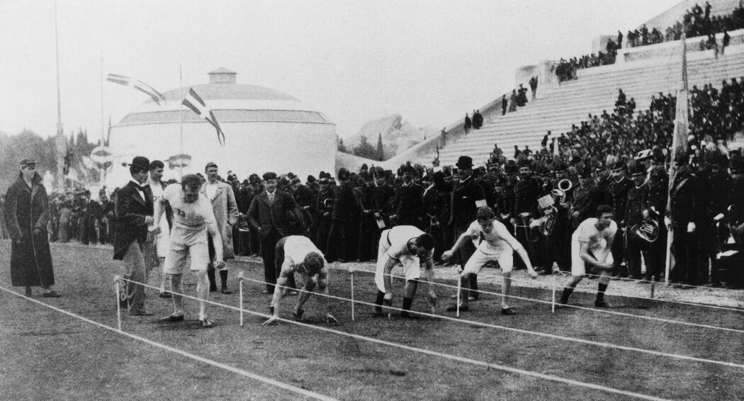 1896年雅典奥运会,这是第一届现代奥运会。只有白人男子参加了那几届奥运会。