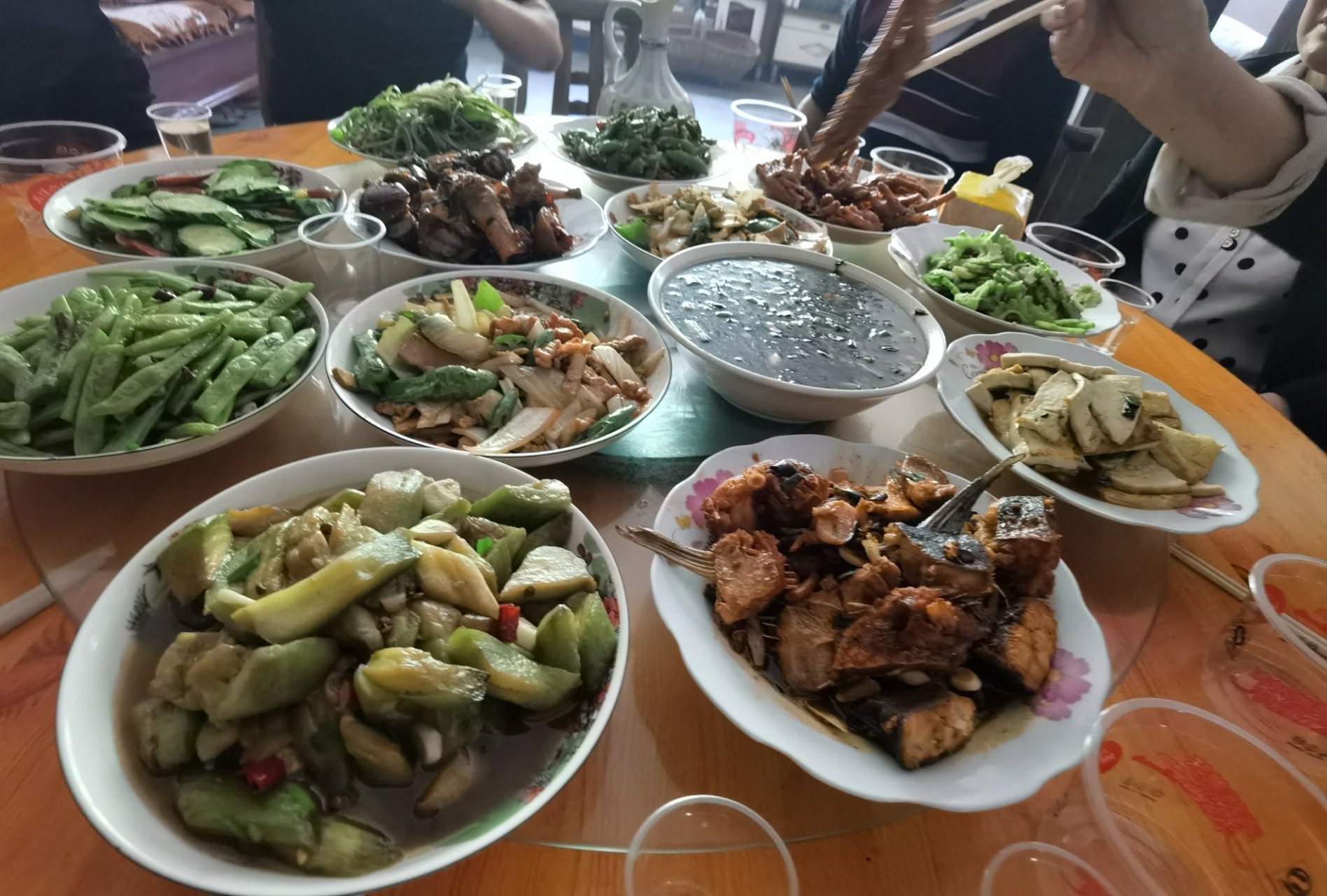 今天家里提前聚会庆祝一下[大笑]天气太热了,满满一桌地道的家常菜,真